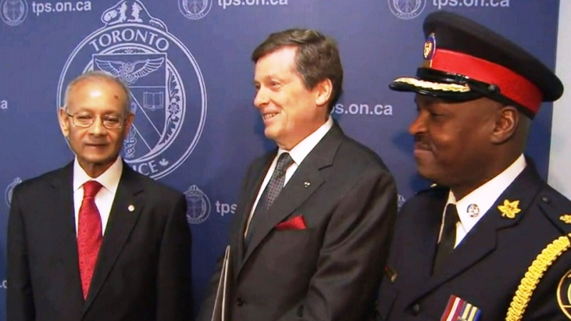 El nuevo Jefe de la Policia de Toronto, Mark Saunders, junto al Alcalde John Tory y el Presidente de la Junta Directiva de los Servicios de Policía, Alok Mukherjee.