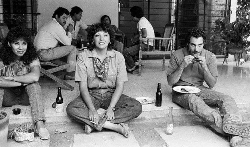 Periodista Any Cabrera, al centro, en esta fotografía cortesía de Alberto Barrera, tomada en los años 80
